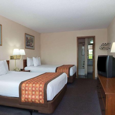 Days Inn By Wyndham Indianapolis East Post Road Εξωτερικό φωτογραφία