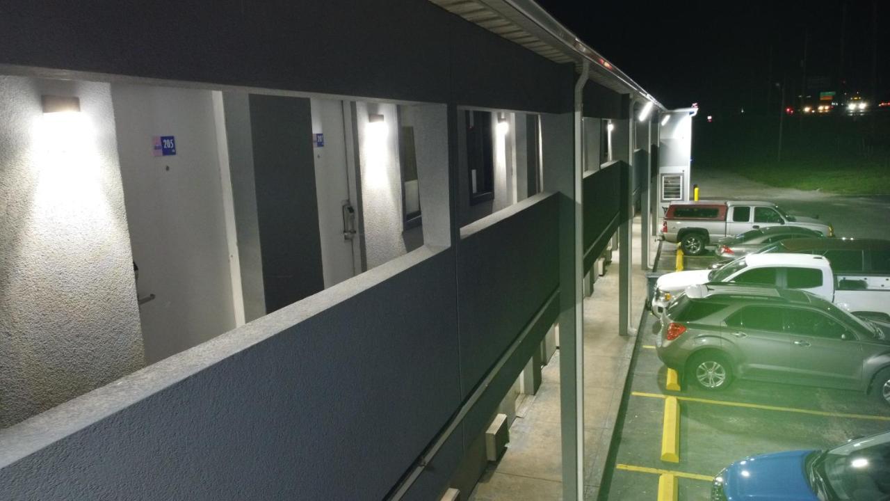 Days Inn By Wyndham Indianapolis East Post Road Εξωτερικό φωτογραφία