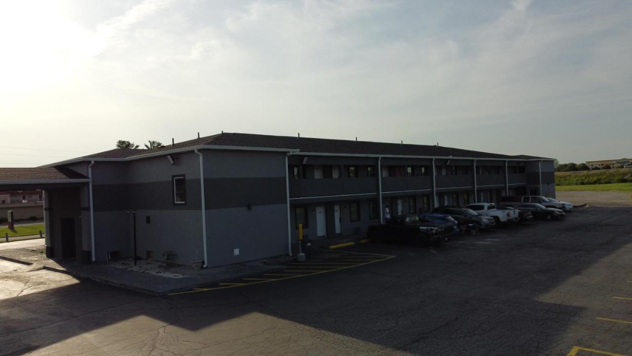 Days Inn By Wyndham Indianapolis East Post Road Εξωτερικό φωτογραφία