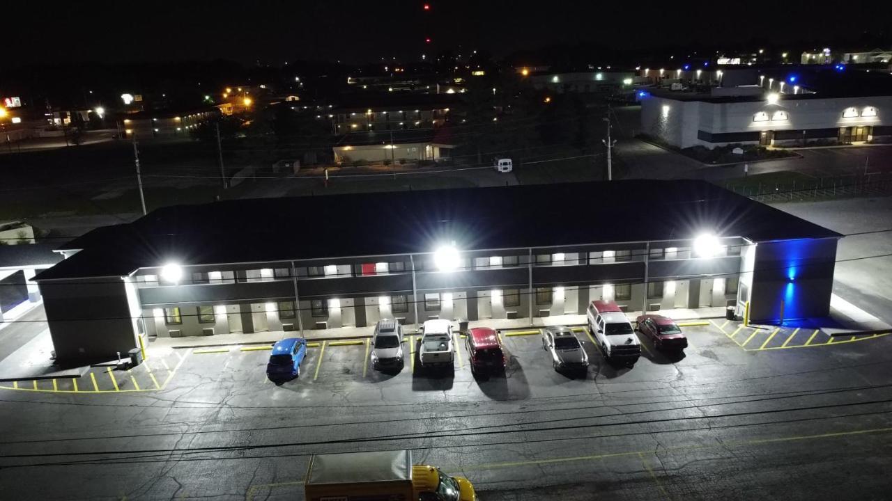 Days Inn By Wyndham Indianapolis East Post Road Εξωτερικό φωτογραφία