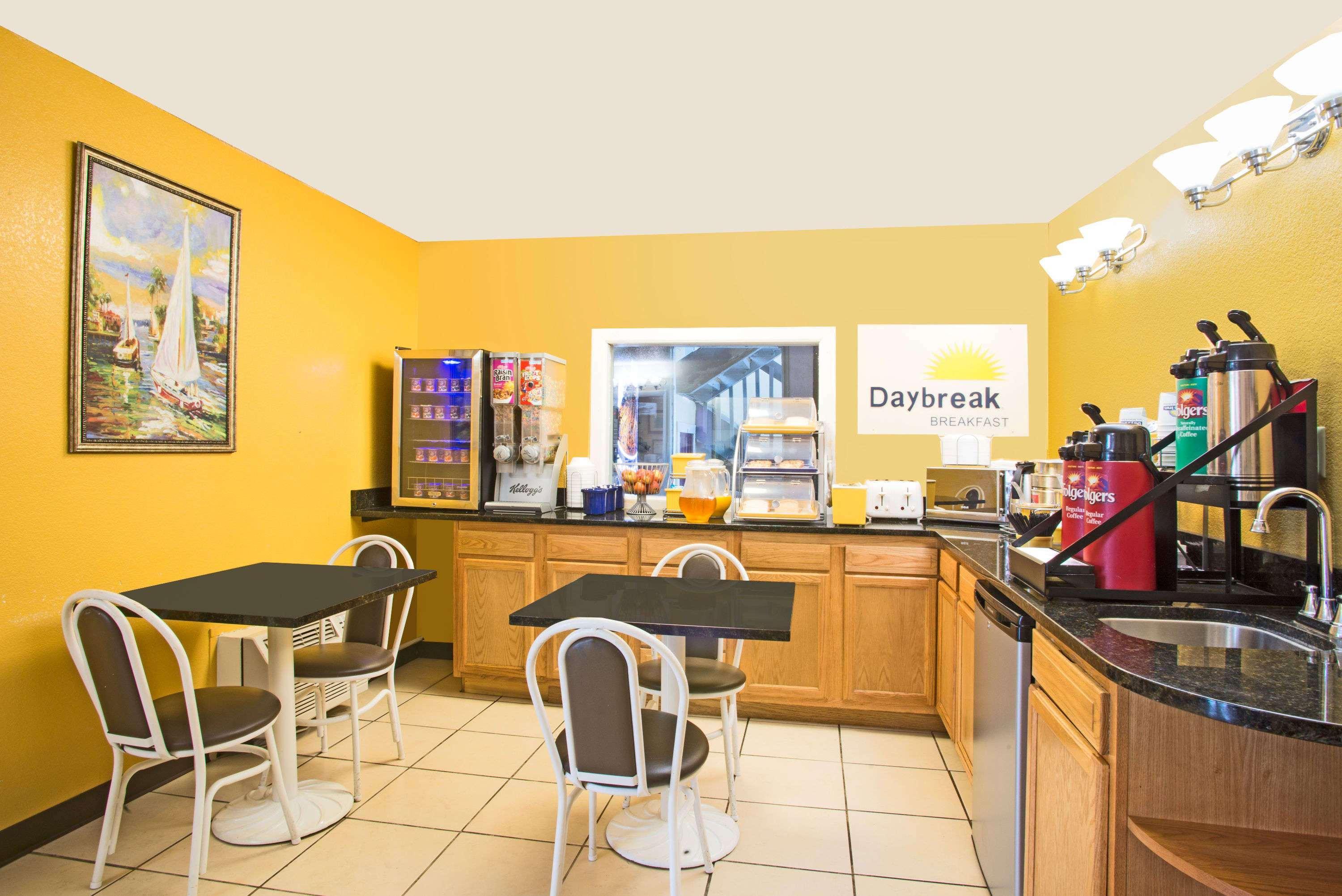 Days Inn By Wyndham Indianapolis East Post Road Εξωτερικό φωτογραφία
