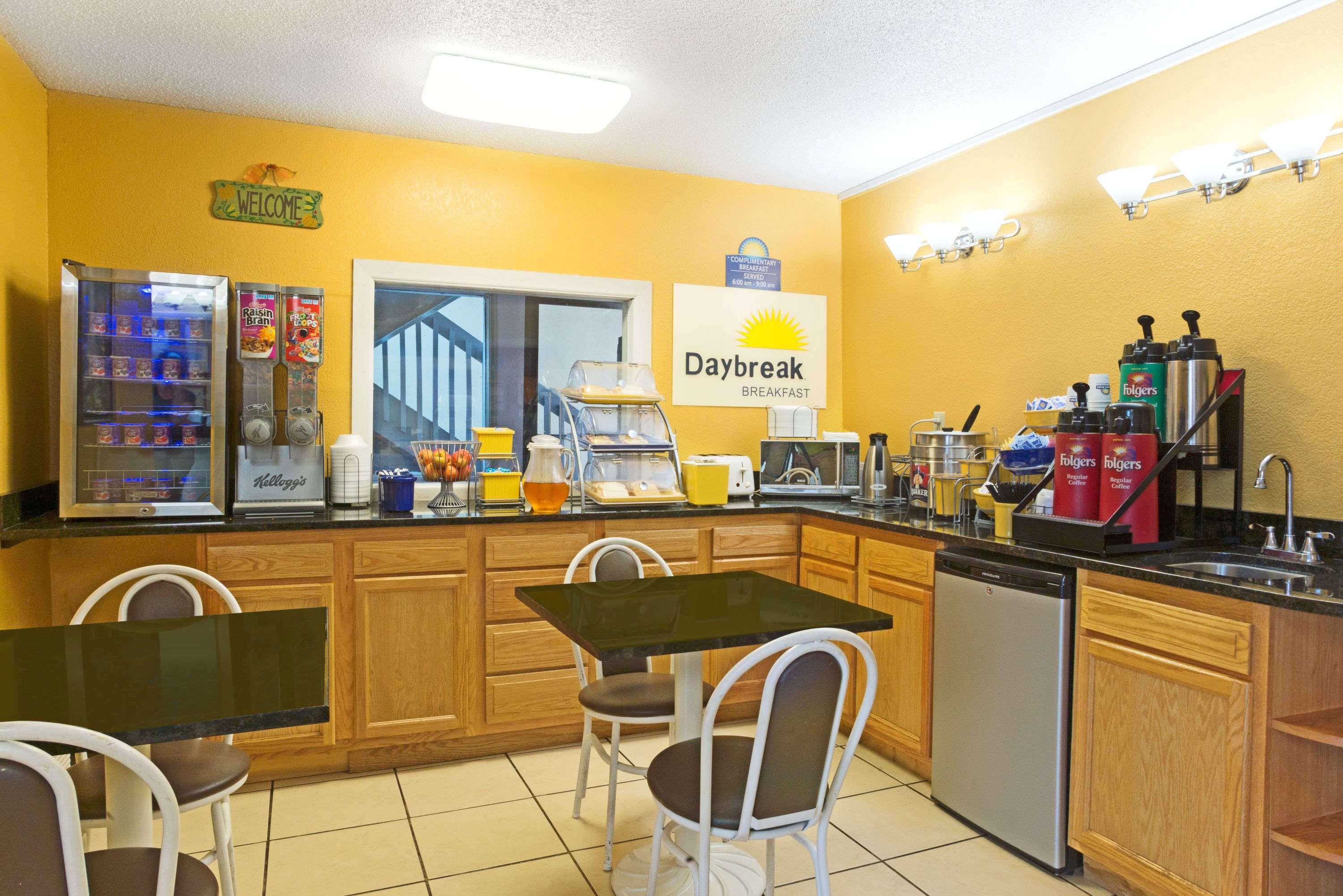 Days Inn By Wyndham Indianapolis East Post Road Εξωτερικό φωτογραφία