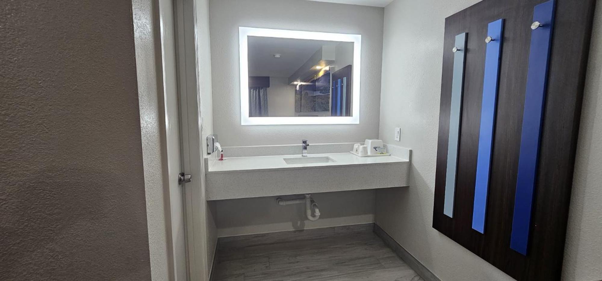 Days Inn By Wyndham Indianapolis East Post Road Εξωτερικό φωτογραφία
