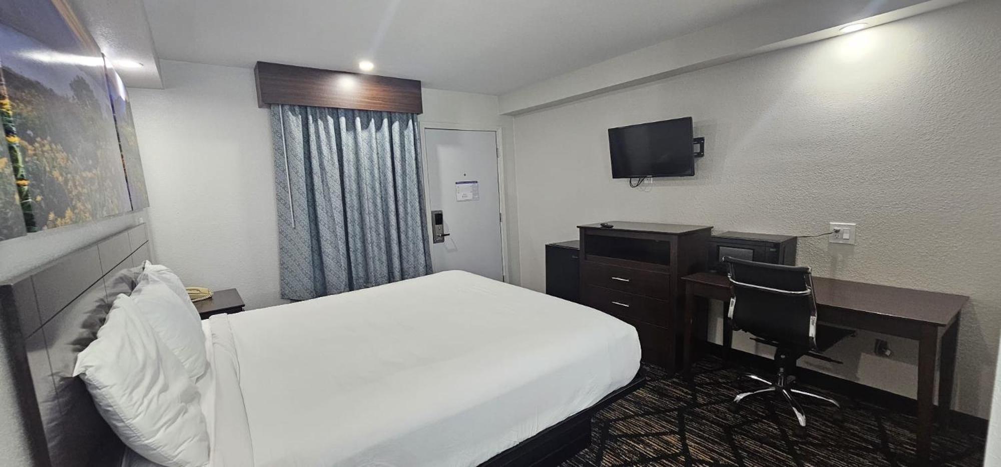 Days Inn By Wyndham Indianapolis East Post Road Εξωτερικό φωτογραφία