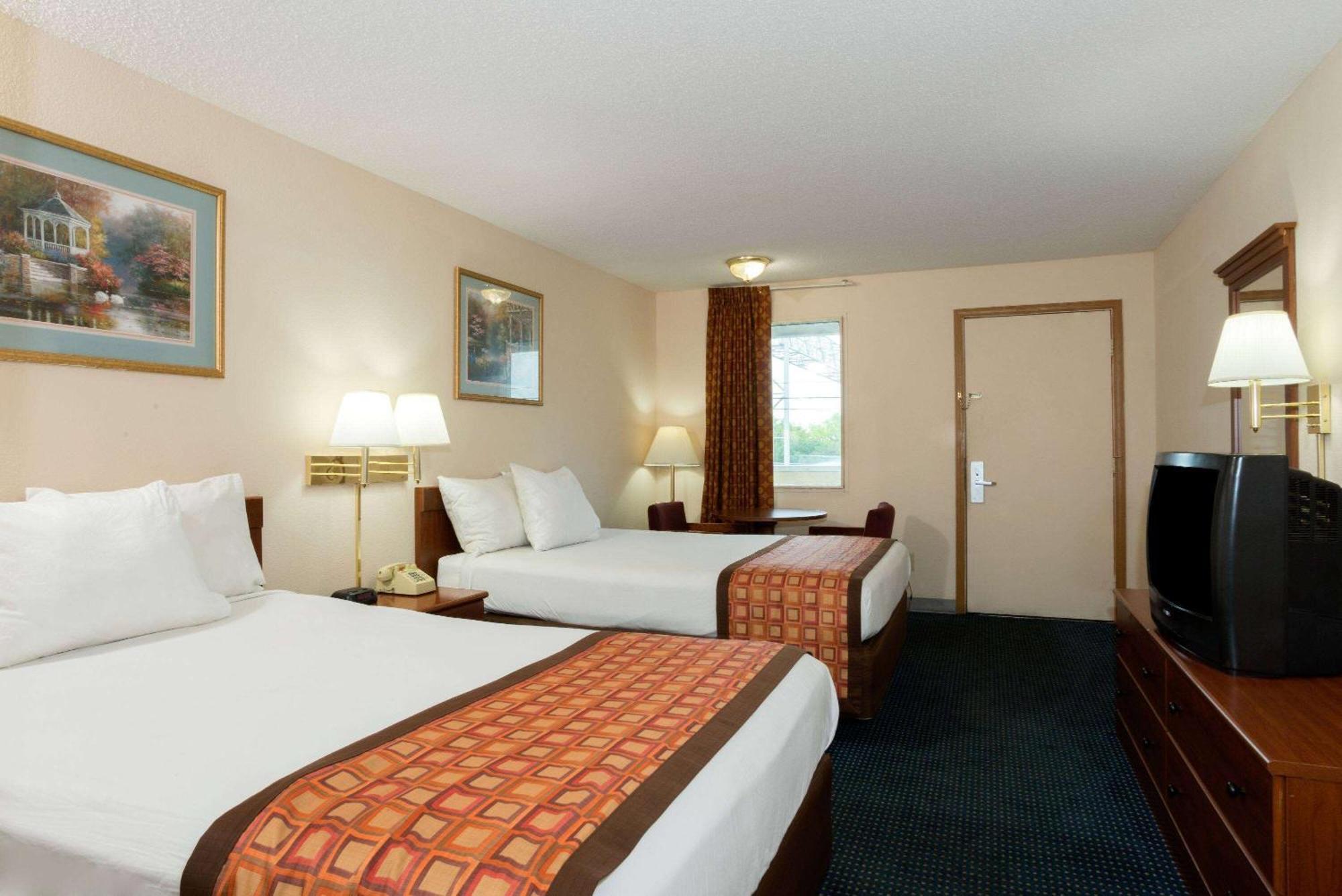 Days Inn By Wyndham Indianapolis East Post Road Εξωτερικό φωτογραφία