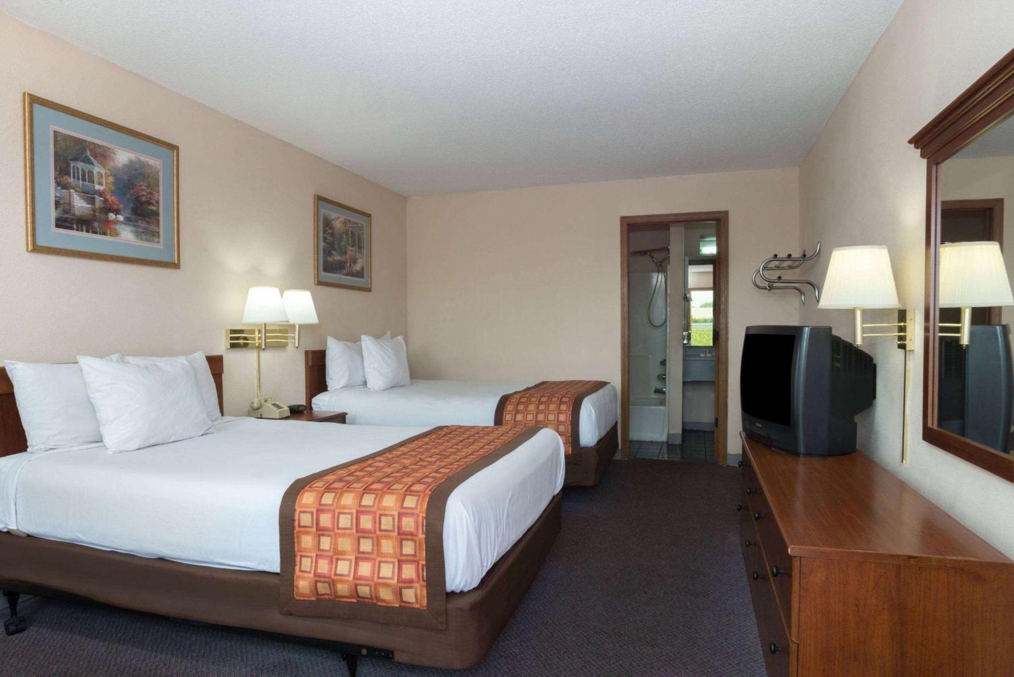 Days Inn By Wyndham Indianapolis East Post Road Εξωτερικό φωτογραφία