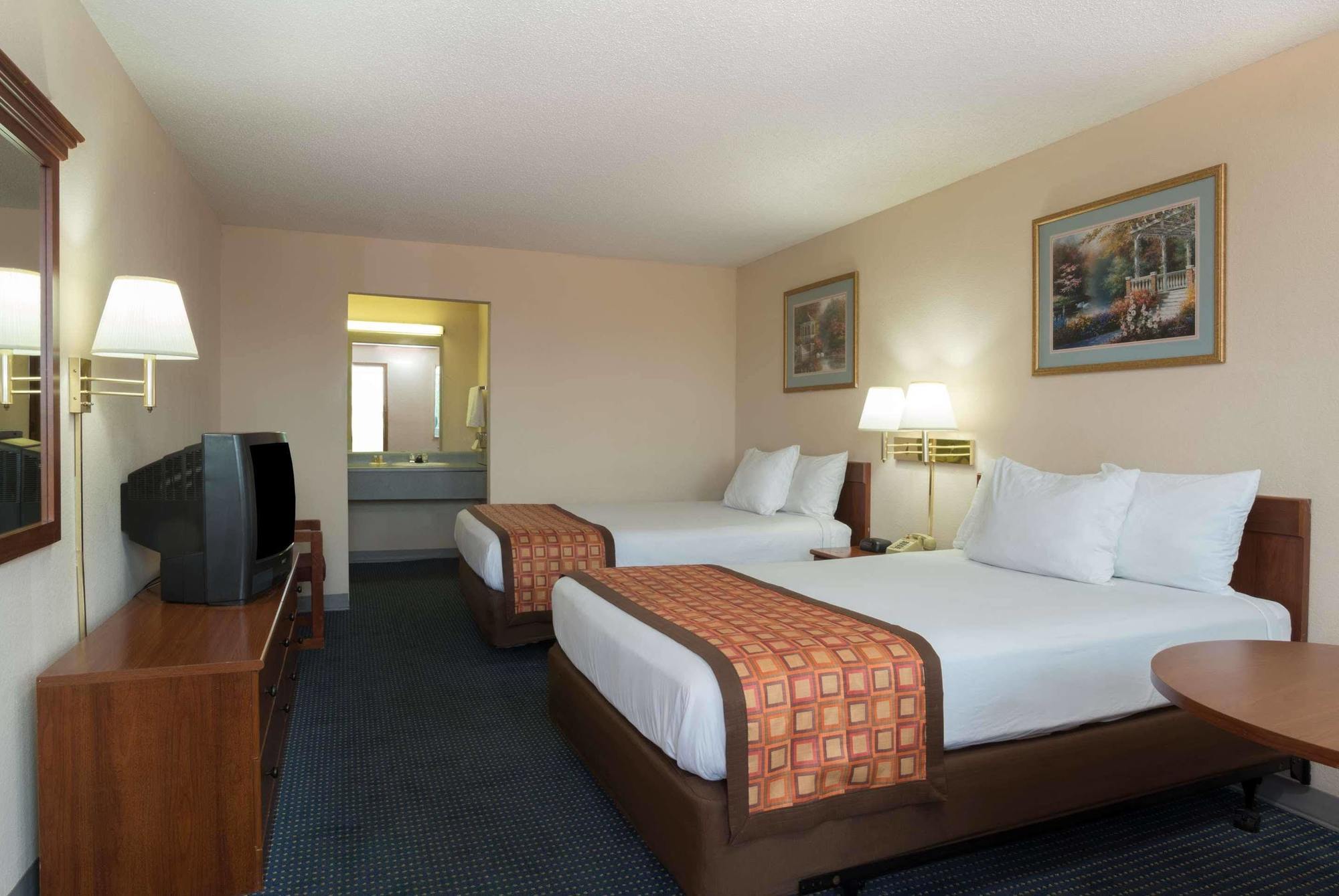 Days Inn By Wyndham Indianapolis East Post Road Εξωτερικό φωτογραφία